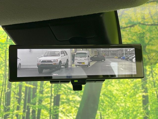 【インテリジェントルームミラー】後席の大きな荷物や同乗者で後方が確認しづらい時でも安心！カメラが撮影した車両後方の映像をルームミラー内に表示。クリアな視界で状況の確認が可能です！