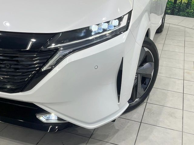 【LEDヘッドライト】悪天候や夜間走行時も良好な視界を確保し安心して運転できる高輝度LEDヘッドライトを装備！点灯速度が早く、消費電力も抑えられています。