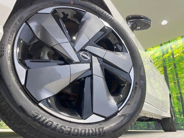 【純正アルミホイール】外観にマッチした純正アルミホイールを装着しております。各種社外アルミホイールや、スタッドレスタイヤも取扱いしております。是非ご相談ください♪