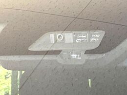 【三菱e-Assist】走行中に前方の車両等を認識し、衝突しそうな時は警報とブレーキで衝突回避と被害軽減をアシスト。より安全にドライブをお楽しみいただけます。