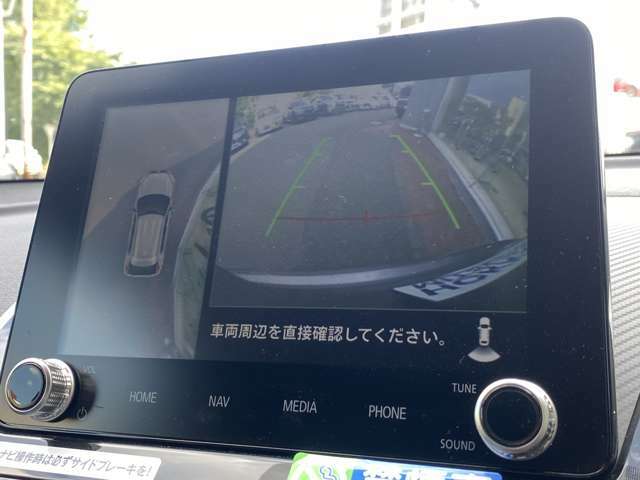 上から見下ろす形でお車の周囲を確認することが出来るマルチアラウンドモニター搭載！駐車が苦手な方でも、白線に沿った綺麗な駐車をしやすくなっております！