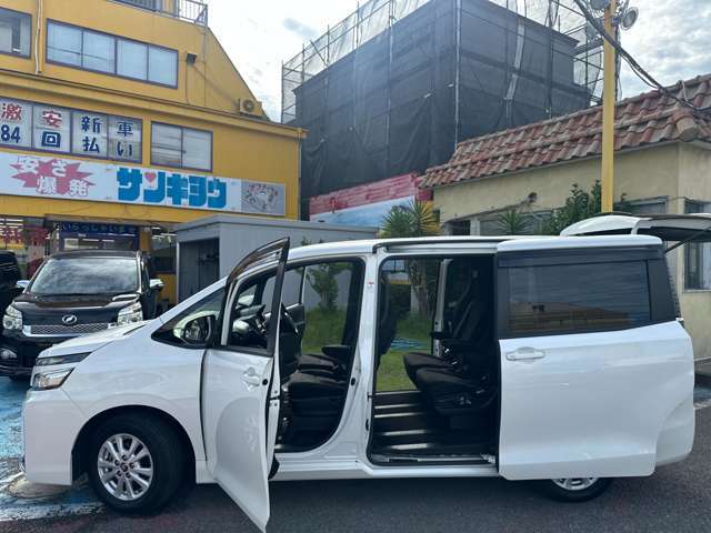 スマートキー仕様でバッグやポケットにキーを入れたままでも車のカギの開け閉めが簡単に行える魅力的な機能性！！今では必需品の機能でご希望のお客様も多数いらっしゃいます！ぜひご自分で体験してみませんか！！