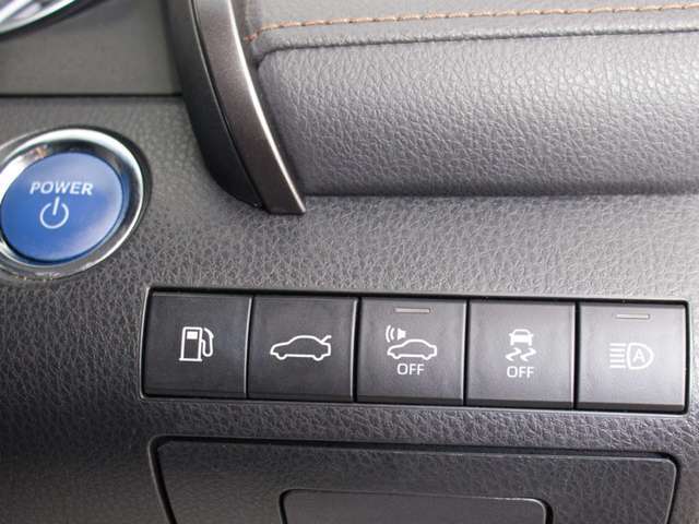★使いやすさや安全性を追求したステアリング周り！高級車ゆえにスイッチ類が多いのも特徴ですね！考え尽くされた配置ですぐに使いこなす事が出来ますのでご安心下さい！是非、体感してみて下さい！！