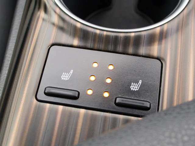 シートヒーターを装備しています！高級車ならではの装備です！シートが暖まりますので、寒い冬場も快適にご乗車頂けます！腰にも優しい！お子様や女性にも嬉しい装備ですね！！