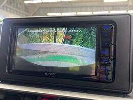 【バックカメラ】駐車時に後方がリアルタイム映像で確認できます。大型商業施設や立体駐車場での駐車時や、夜間のバック時に大活躍！運転スキルに関わらず、今や必須となった装備のひとつです！