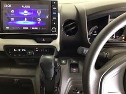 ホンダ純正メモリーナビ搭載なので、遠方へのドライブもお任せ下さい！ステアリング左手側にオーディオ関連のコントロールスイッチを配置しています。操作時は視線を逸らすことなく運転に集中できます