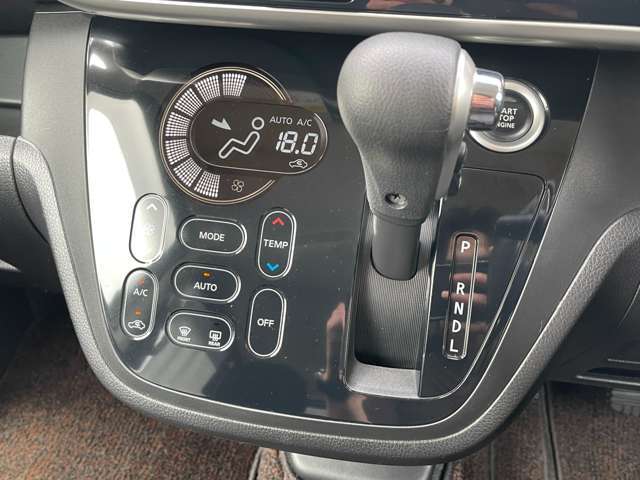 エアコン操作部分です。タッチパネル式となっております。