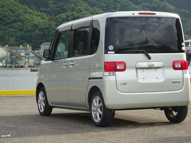 展示できる台数が少ないため、別駐車場に置いている場合があります。当店スタッフにこちらの車両を見に来ましたとお伝え下さい。速やかに移動します。来店予約頂けるとすぐにお見せできるように用意しておきます。