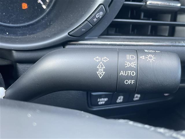 【エマージェンシーブレーキ】前方の状況をチェックし、車両や歩行者との衝突を回避したり、衝突による被害を低減するための技術です。