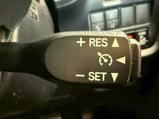 【アダプティブクルーズコントロール】高速走行時に前方のお車を追従してくれるので、長距離ドライブの疲労は大きく軽減されます。