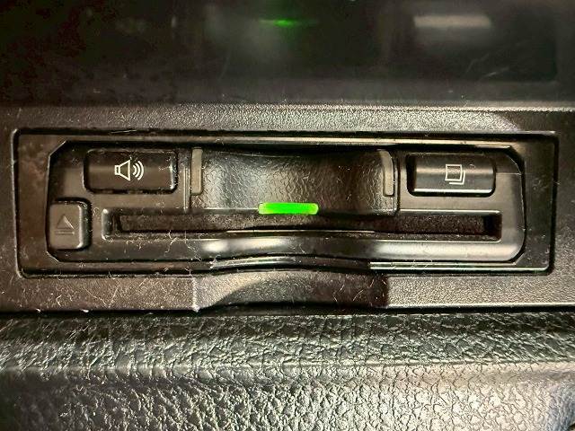 【ETC車載器】を装備しておりますので、ご納車直後からの遠距離ドライブも可能です。土日の利用料金の割引や、朝夕の通行料金を割引料金で高速道路をお楽しみいただけます。