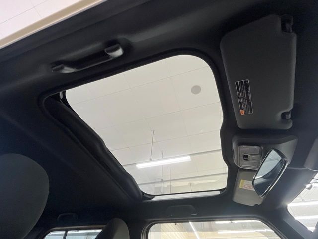 【ガラスルーフ】大型のガラスルーフ搭載で車内の解放感が一気にアップ！開放的なドライブをお楽しみいただけます。