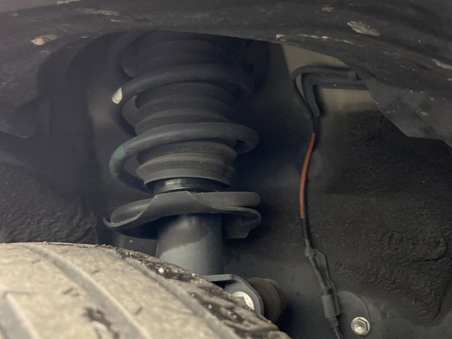 お車を安心してお乗りいただく為には、足回りの定期点検が欠かせません。サービスサポート（有償保証）では無料点検もご提供しており、安心のカーライフをお過ごしいただけるサポート体制が整っています。