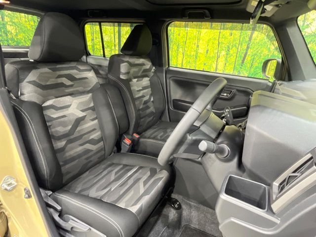 運転席シート廻りは使用感も少なく、良好な状態となっています。前オーナー様が丁寧に使っていたことがよくわかりますね。