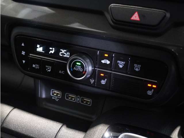 【オートエアコン】温度を設定すれば自動で快適な車内温度を保ちます。エアコン内部の高性能脱臭フィルターで車内のアレルゲンや花粉を除去。