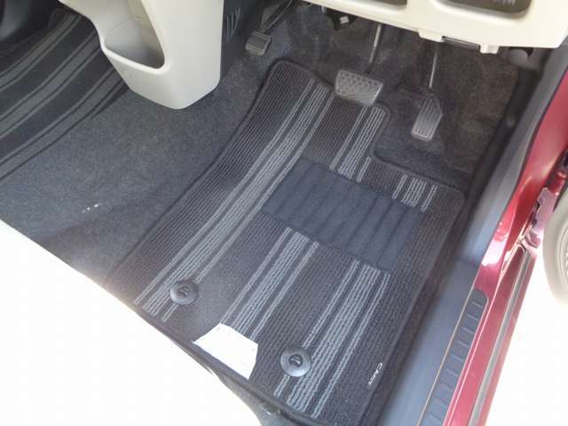フロアマットもキレイな状態となっております♪ご納車前にも徹底的に洗浄・掃除した後ご納車させて頂きます♪