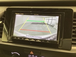 リバースギアに入れるだけで後方の表示へ切り替わります。夜間や雨の日の駐車も楽になりますよ。