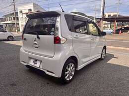 革巻ステアリング　タッチパネル式オートエアコン　HIDヘッドライト　バックカメラ