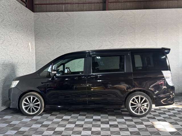 ガレージイフィニティには多数、車種様々な在庫がございます。きっとお気に入りの一台に出会えるはずです♪