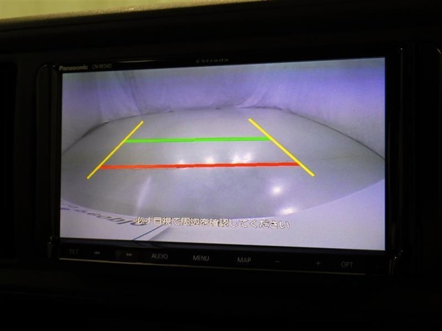 バックモニターも装備しております。バックギアに入れるとナビ画面に車の後方が映し出されます。これで後方確認も安心！