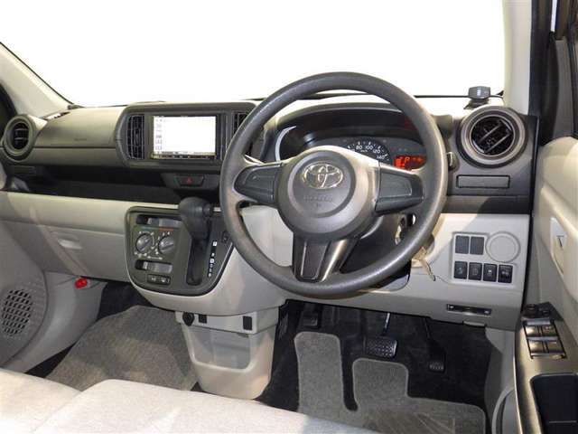 運転の際、常に目にする部分だけにシックで飽きのこないデザインが良いですね。