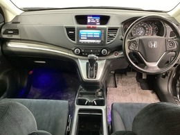 車内は光触媒抗菌消臭施工済です。スタイリッシュなデザインでスポーティなインパネ周りを演出します。グローブボックスやカップホルダーのほかにトレーなどたくさんの収納スペースが付いています。