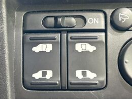 【両側パワースライドドア】スマートキーや運転席のスイッチで後席両側スライドドアの開閉が可能♪電動だから力を入れてドアを開ける必要が無く、小さなお子様でも簡単に開け閉めでき快適です♪