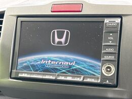 【純正ナビ】人気の純正ナビを装備しております。ナビの使いやすさはもちろん、オーディオ機能も充実！キャンプや旅行はもちろん、通勤や買い物など普段のドライブも楽しくなるはず♪