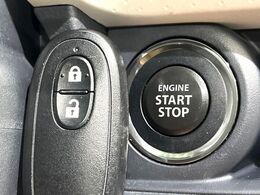 【インテリジェントキー】カバンやポケットに入れたままでもドアの施錠・解錠が可能なスマートキーを装備。エンジンのオン・オフ時もカギを取り出す必要が無いからとっても便利です♪