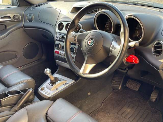 シート含め全体的にブラックでまとめられた車内。エアコンルーバーやメーター、スイッチ類等に丸形を採用しているところがアルファのオシャレさと遊び心を感じます！