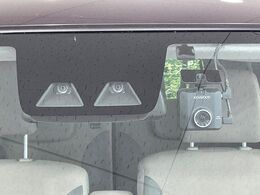 【スマートアシスト】走行中に前方の車両等を認識し、衝突しそうな時は警報とブレーキで衝突回避と被害軽減をアシスト。より安全にドライブをお楽しみいただけます。