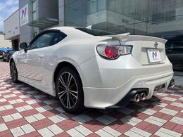 【TRDエアロ＋マフラー】人気のTRDエアロを装備！クルマの外観がよりスタイリッシュになり、街中で存在感あふれる1台に♪将来買い替える時にもリセールに影響しやすく、価値ある人気の装備です！