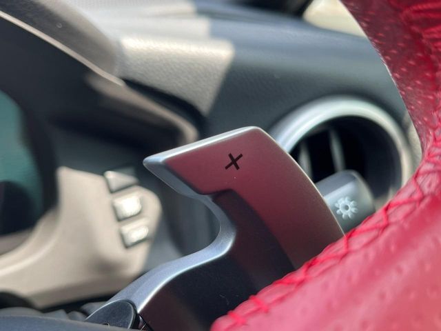 【パドルシフト】ハンドルから手を離さずに素早くシフトアップ＆ダウンができるので、エンジンブレーキを使う下り坂や高速道路の合流で加速したい場面で役立ちます。