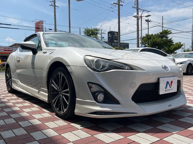 大好評のボディコーティング「弾スプラッシュコート」もご納車までに施工可能。通常のガラスコートと異なる、耐久年数6年の無機質ガラスコーティングが、ボディをキレイな状態に保ってくれます。