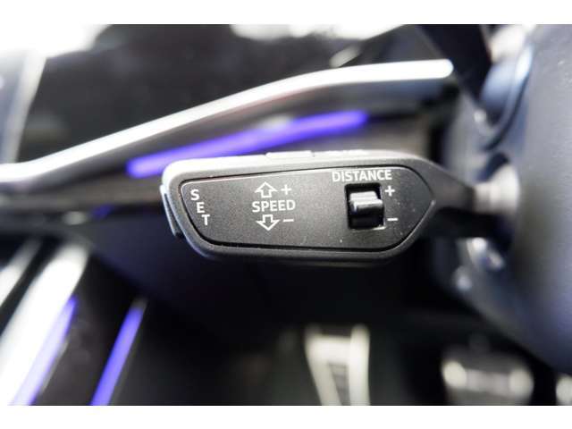 レーザーセンサーで前方車両を検知しブレーキやアクセル操作を一定に維持する「アダプティブクルーズコントロール」を装備しています。高速道路などで快適なロングドライブをサポートします。