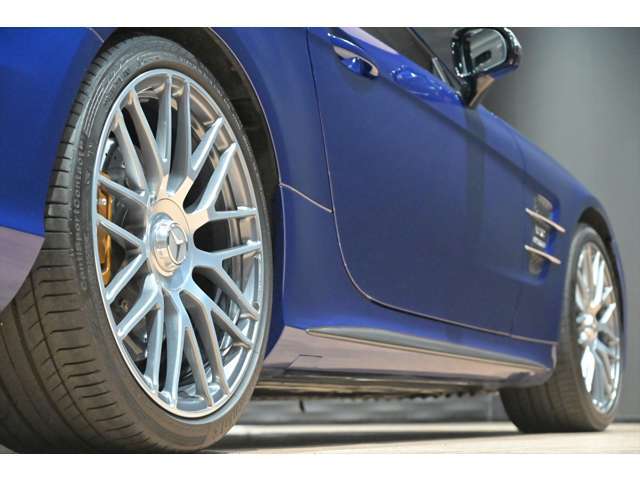 リアタイヤサイズ【275/30R21】専用アルミホイールでございます♪