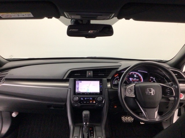 【前方視界】開放的な前方視界！運転がしやすく疲れにくいです♪窓が大きく、見通しがとっても良いおクルマですよ♪