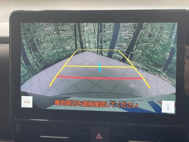 【バックカメラ】駐車時に後方がリアルタイム映像で確認できます。大型商業施設や立体駐車場での駐車時や、夜間のバック時に大活躍！運転スキルに関わらず、今や必須となった装備のひとつです！