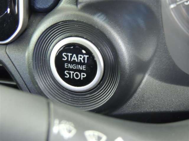 【プッシュスタートスイッチ】スマートキーを携帯していれば、ブレーキを踏みながらスイッチを押すだけでエンジンスタートができます。