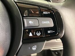 【ホンダセンシング】走行中に前方の車両等を認識し、衝突しそうな時は警報とブレーキで衝突回避と被害軽減をアシスト。より安全にドライブをお楽しみいただけます。