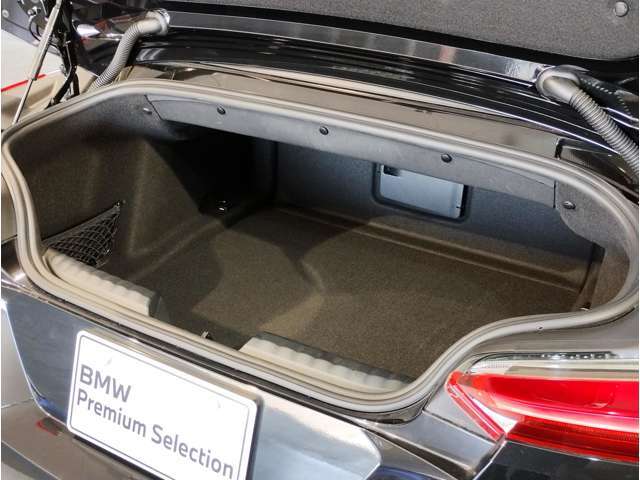 【トランクルーム】十分な容量を確保したトランクルーム。環境へ配慮したスペアタイヤ非搭載のBMW。その分、トランクスペースを有効活用できる様にしてあります。