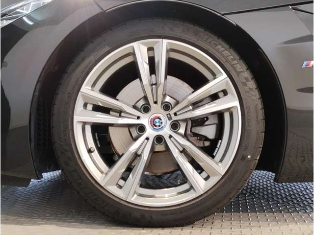 【BMWアロイホイル】軽量かつ強度に拘ったアロイホイル。走行性能ポテンシャルを引き出す設計。車の足元を引き締めてくれる大きなポイントはアロイホイルです。