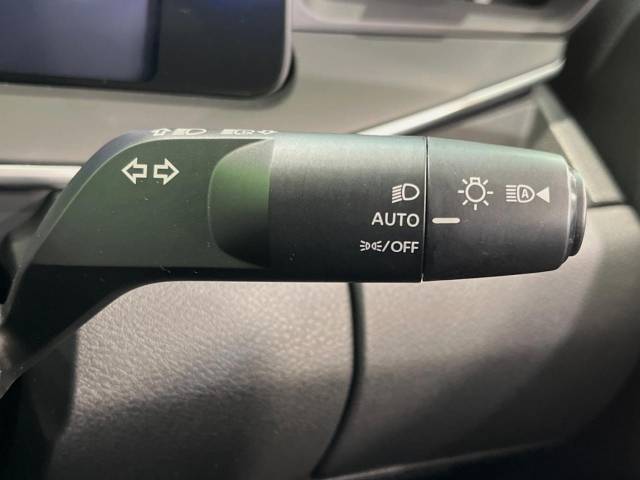【オートライト】周りの明るさに応じて自動でヘッドライトの点灯・消灯ができる機能です！ライトの付け忘れ・消し忘れなどが無くなり、雨の日や夕方の走行も安心！トンネル通過時も便利ですね