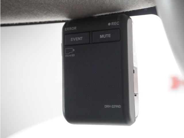 ◆ドライブレコーダー◆映像・音声などを記録する自動車用の装置です。　もしもの事故の際の記録はもちろん、旅行の際の思い出としてドライブの映像を楽しむことができます。