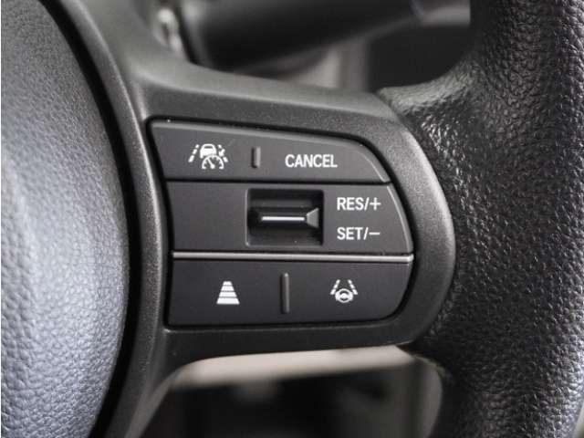 【渋滞追従機能付アダプティブクルーズコントロール】カメラが先行車との車間距離を測定。高速道路の渋滞時に適切な加減速を行い運転者がアクセルやブレーキを操作せずに走行、停車出来るよう支援します。