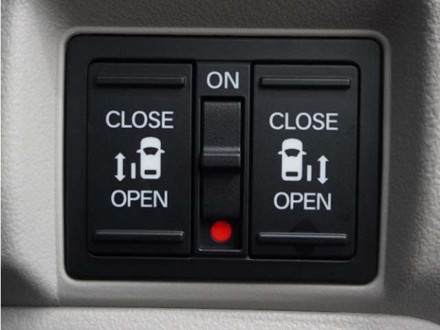 ◆両側電動スライドドア◆狭い駐車場でも乗り降りが楽々♪お子様が隣の車にドアを当ててしまう心配もございません！小さなお子様連れの方もこれで安心。