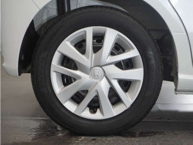 ホイールキャップを装着したスチールホイールです♪ホイールが鉄製なので耐久性があり、お手入れも簡単です。