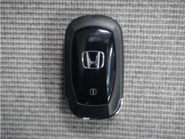 ◆スマートキー◆カギをバッグやポケットに入れたままでもドアロックの開閉ができる『スマートキー』付き！雨天や暗くなってもカギを取り出す必要がなくドアの開錠＆エンジンも始動できます