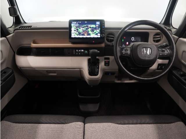 視界広々で運転しやすくロングドライブでも疲れを感じさせないすっきりとまとまったインパネ周りです。