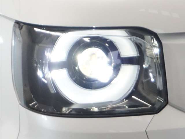 【LEDヘッドライト＋デイライト】今や主流のLEDヘッドライトに、日中でも他者からの視認性を良くするデイタイムランニングランプ装備！スタイリッシュでかっこよく仕上がっています。